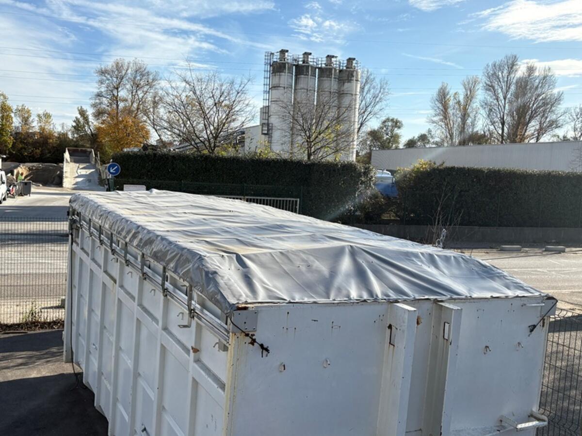 Sliding tarpaulin system on RCOVER® rails