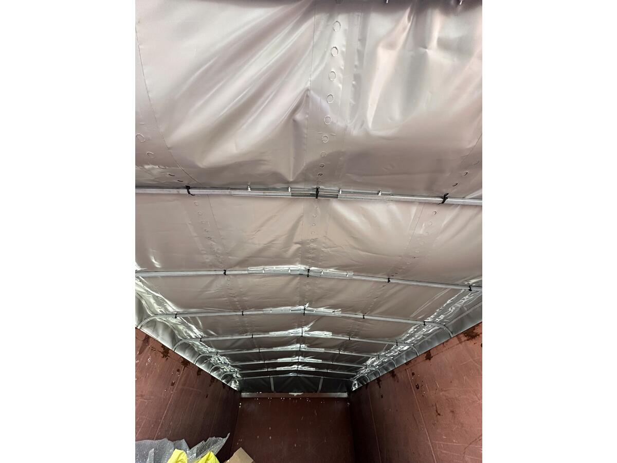 Sliding tarpaulin system on RCOVER® rails