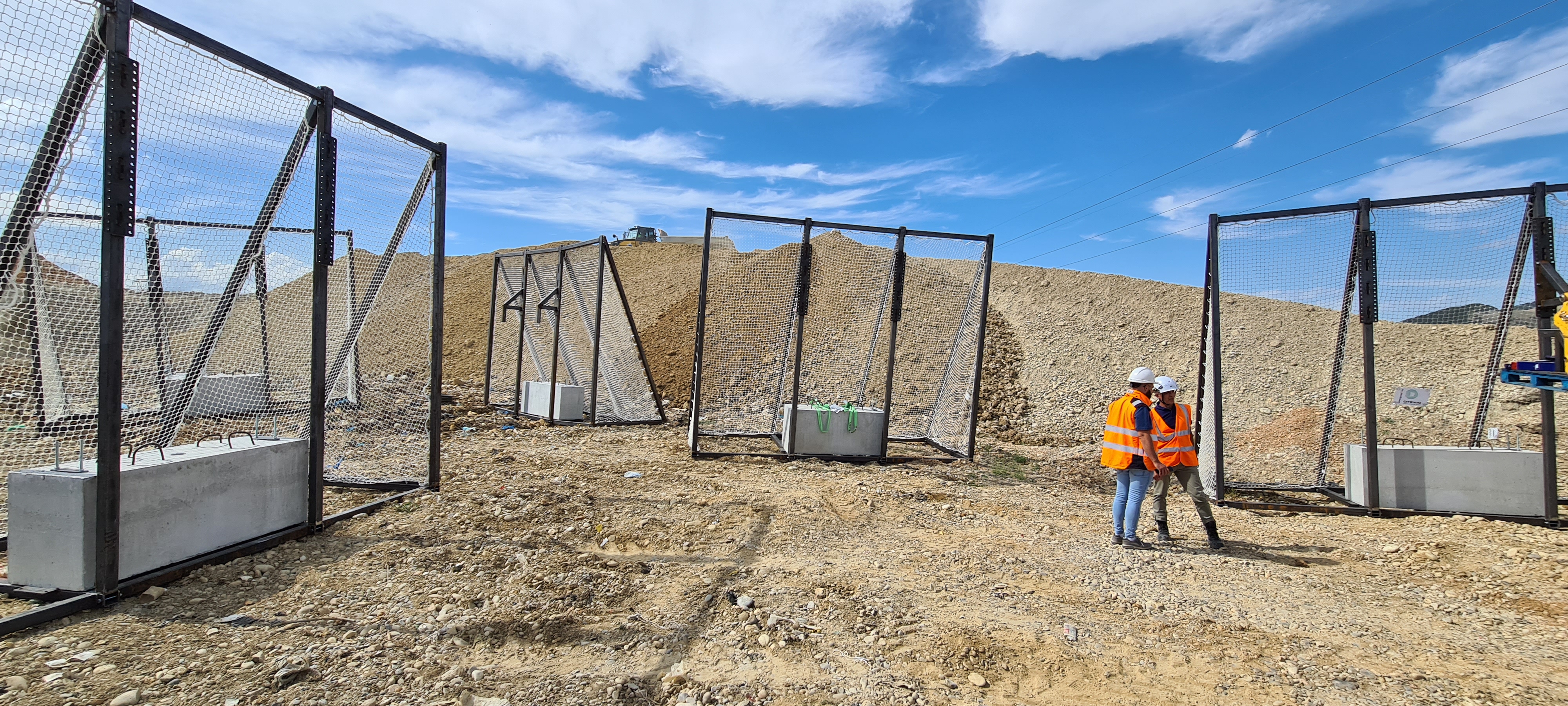 Mobile anti-litter cages - strong wind